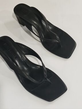 STEVE MADDEN Black Square-Toe Heel Thong Sandals - Women Size 7.5M